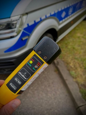 urządzenie do pomiaru stanu trzeźwości w tle radiowóz policyjny