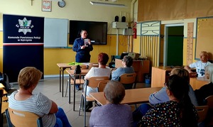 spotkanie policjantki z seniorami oraz młodzieżą