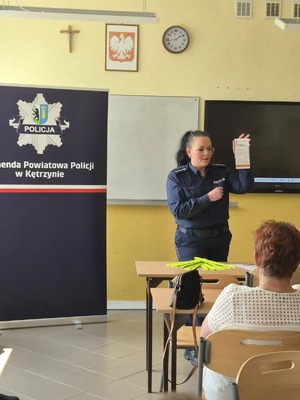spotkanie policjantki z seniorami oraz młodzieżą