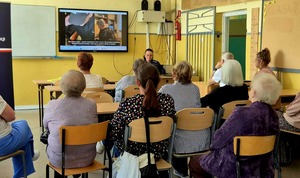 spotkanie policjantki z seniorami oraz młodzieżą