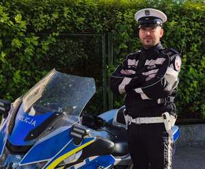 policjant obok motocykl policyjny