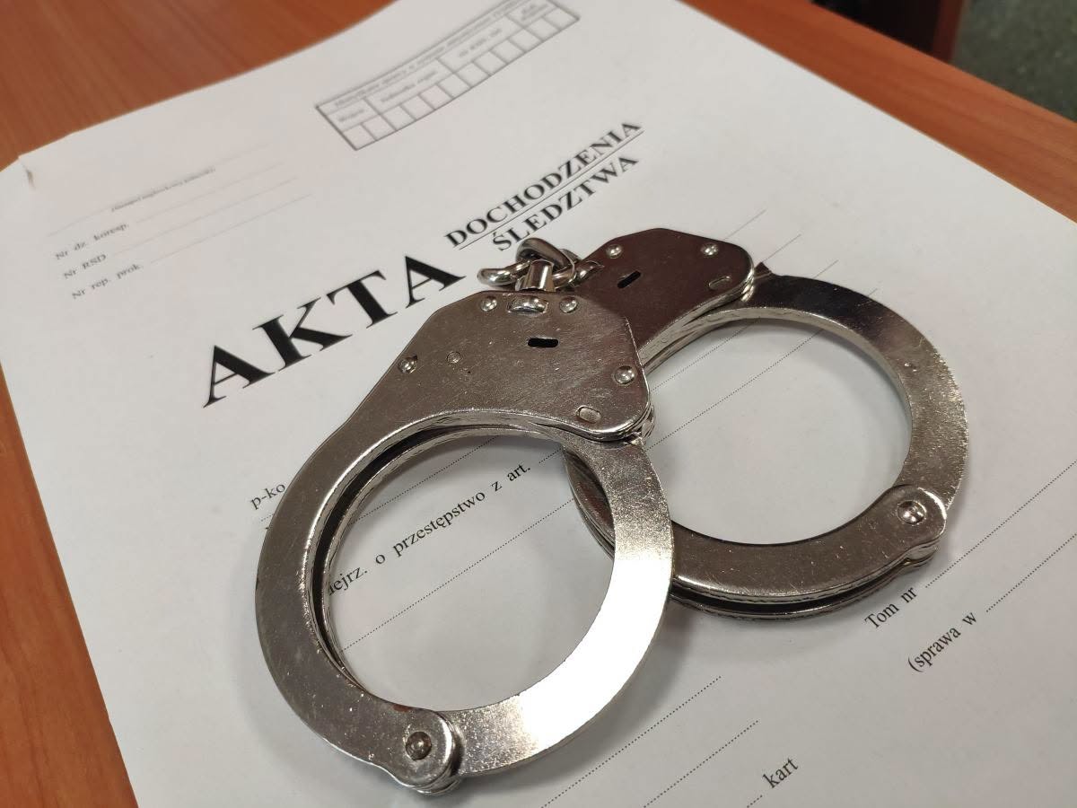 Kętrzyn: 46-latek z zarzutem uszkodzenia ciała po nocnej awanturze, 35-latek z obrażeniami głowy